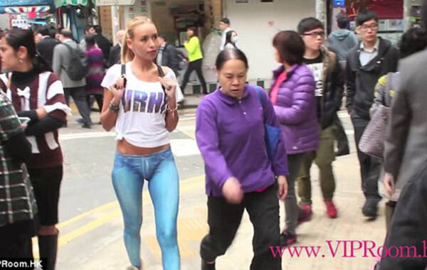 模特不穿裤子出街超大胆