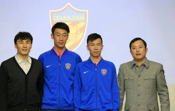 北京时间1月12日，孙可和张鹭正式签约中甲天津权健队，两位大将分别展示了自己的球衣。