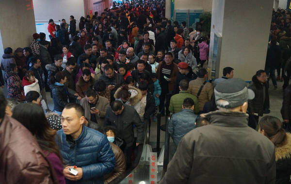 2016年2月16日，河南，郑州大学第一附属医院出现患者爆棚场面，门诊挂号处人山人海。据统计，一天内300多个医生看了约两万病人，一位医生说：“上午看了170个病人，直到1点才吃上饭，下午又看了约50个。”拍摄：左冬辰/视觉中国