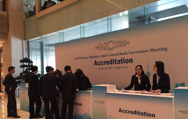 G20财长和央行行长会议将于2月26日、27日在上海浦东香格里拉酒店举行，参会代表开始注册，工作人员正布置会场。图为凤凰卫视上海站首席记者邓凌莉拍摄到的现场图片。