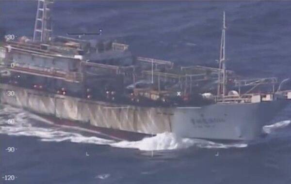 中国一艘远洋渔船涉嫌在南美阿根廷水域非法作业捕鱼，日前遭到阿方海岸警卫队开火击沉，船上人员获救。