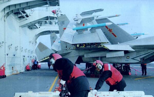 近日，一组辽宁舰舰载机训练的精彩画面在某杂志上曝光，许多场面首次公开。