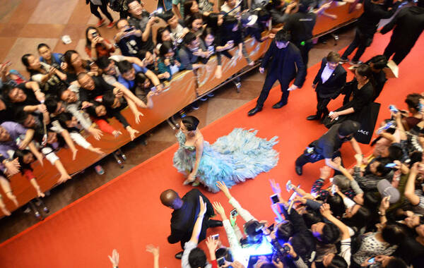 第35届香港电影金像奖于4月3日晚在香港文化中心大剧院举行，由影帝刘青云担任司仪。图为刘嘉玲压轴现身红毯。