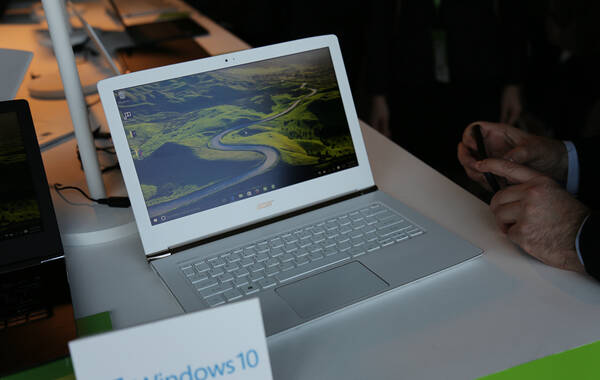 Aspire S 13具有黑白两色选择，配备13.3英寸屏幕，厚度仅为14.58mm；搭载第六代Intel CoreM 系列处理器、MU-MIMO无线传输技术及长达13小时待机续航力的电池。