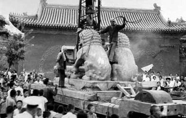 “文革”不仅给生活在当时的人们带来巨大的灾难，也对中华文明造成无可估量的损失，当时包括孔子、岳飞在内的很多先人的陵墓遭到不同程度的破坏，不仅造成文物的大量毁坏，还彻底摧毁了我们民族固有的敬天法祖的文化传统。
