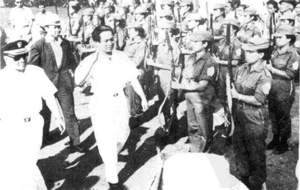 印尼共主席艾地(左二)在“九三零”大屠杀前夕检阅印尼共女志愿军.