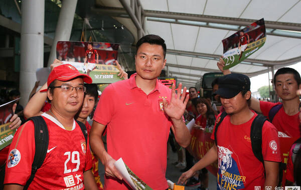 2014年8月21日，广东省广州市，恒大征战亚冠客场告负归来，众多球迷机场接机为球队打气。图为球迷举着郜林海报为他打气。