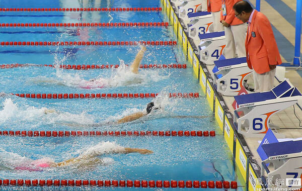 北京时间9月21日，2014年仁川亚运会男子200米自由泳展开决赛争夺，最终位列第四道的孙杨以1分45秒28拿到银牌，日本选手萩野公介后来居上以1分45秒23获得冠军，朴泰桓1分45秒85拿到铜牌。图为三人到边一瞬间：日本选手0.05秒优势爆冷夺金。
