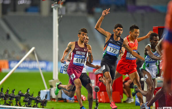 北京时间10月1日，2014仁川亚运会男子800米决赛，沙特选手默罕默德原本以1分46秒28获得冠军，卡塔尔选手巴拉以1分46秒33获得亚军，而巴林选手罗蒂奇以1分46秒94获得第三，中国选手滕海宁获得第五名，他在比赛中还被对手的跑鞋划伤。但大会迟迟没有确认成绩，在耽搁了近一个小时后，大会确认了最后成绩，前三名竟然全部因犯规被淘汰！这样原本第四的伊拉克选手阿尔姆特法格获得冠军，而滕海宁获得了银牌。