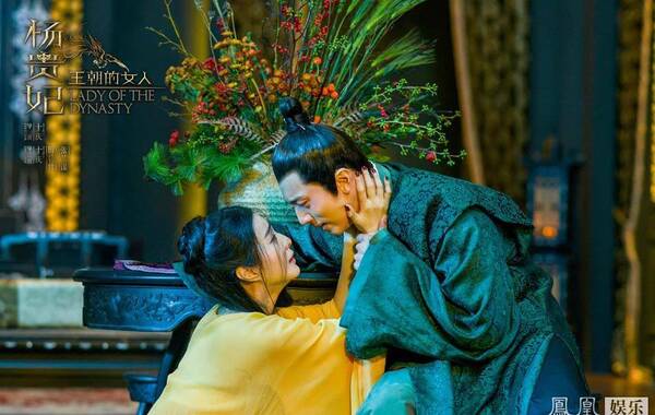 暑期档最高颜值“传奇爱情巨制”电影《王朝的女人-杨贵妃》于7月2日曝光“情感”预告片和“琵琶语”海报。