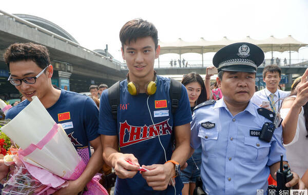 2015年8月11日，北京首都机场，刚刚结束2015喀山游泳世锦赛的中国游泳队凯旋，宁泽涛领衔众星回国。