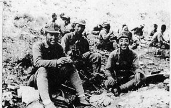 日本在中国战场大量使用化妆袭击部队，例如，日军在缅甸同古遭到戴安澜师顽强抵抗无法突破时，曾使用特种部队冒充缅甸人，赶牛车试图钻隙穿插中国军队战线。在华北的作战中，日军也曾编制专门袭杀八路军领导人的益子重雄“挺进杀人队”。图为身着八路军军服的日军益子中队长等，右边的二人在两个月后的太行山南部作战中阵亡。