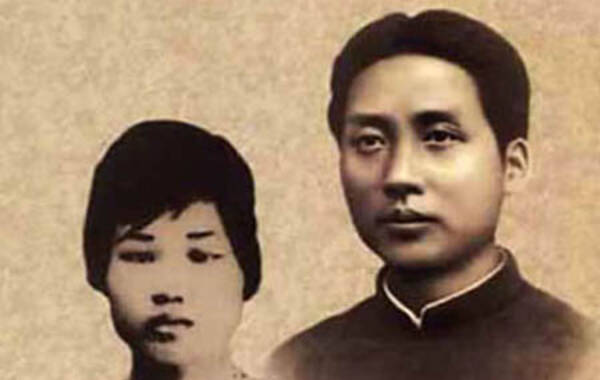 天纵诗才的毛泽东一生当中写过大量的浪漫主义诗篇，其中有六首诗词是写给女性的。大家一定好奇，这五位女性究竟凭借何种魅力和才华引得毛泽东题诗赞美？让我们来一一揭秘。第一首是《虞美人·枕上》，是1921年写给夫人杨开慧的。（图片来源：人民网）