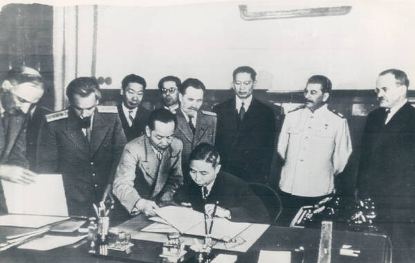 《中苏友好同盟条约》是1945年8月14日中华民国政府与苏联政府就对日作战后期及战争结束后解决双方争议问题的一个条约。根据条约换文，中华民国政府允许将依公正的公民投票的结果决定外蒙古是否独立。1945年10月20日，外蒙人民在外蒙当局的监视和控制下进行公民投票，结果显示97.8 %的公民赞成外蒙古独立。