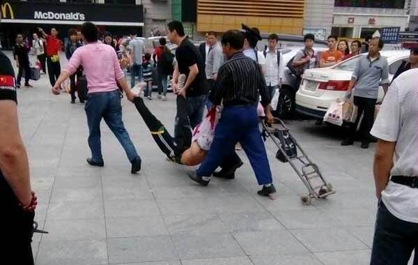 今日上午11时左右，两名年轻男子在广州火车站邮局前的广场，持刀砍人，砍伤正在出站的2男2女，其中一人被砍伤颈部。目击者称，警察到场击中了一名施暴者，另一名已逃跑。现场地面有血迹和血衣，警察现已封锁现场。