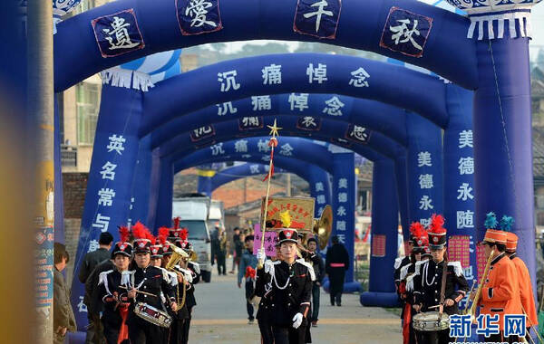 4月8日电福建省长乐市一送葬队伍走出家门口，这支送葬队伍长达2公里多，据村民介绍，这场丧事花费至少上百万元办一场丧事少则二三十万元，多则上百万元。