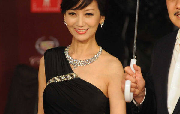 2013年06月23日，上海，第16届上海国际电影节闭幕式举行，众星亮相红毯。赵雅芝性感亮相。