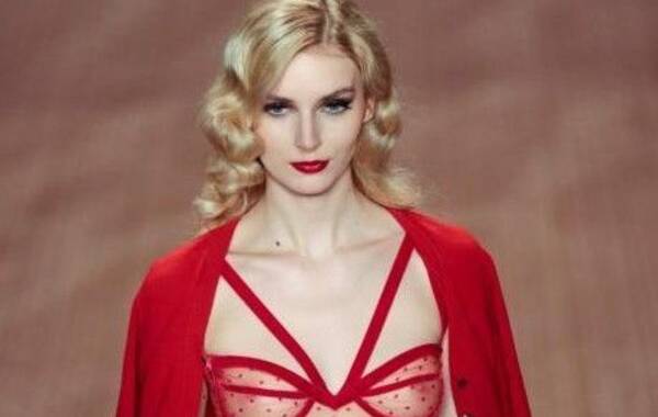 德国<em>柏林时装周</em> 模特大尺度着装走秀 |柏林_凤