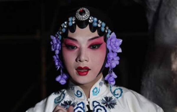 3月8日（本周六）21:10，天津卫视《国色天香》之前以酷似“蛇精”的女妆造型首秀的霍尊，决定“一旦到底，打造自己的中国疯”。