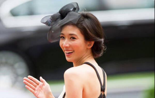 2014年5月11日，2014北京国际马术大师赛举行，林志玲穿着白色长裙以性感造型现身，大秀美背尽显优雅女神范。