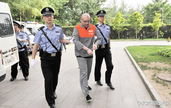 2014年5月27日上午，“李代沫容留他人吸毒”一案在北京市朝阳区人民法院开庭审理。8时30分，被告人李代沫被提押至法院。（图片来源：微博）