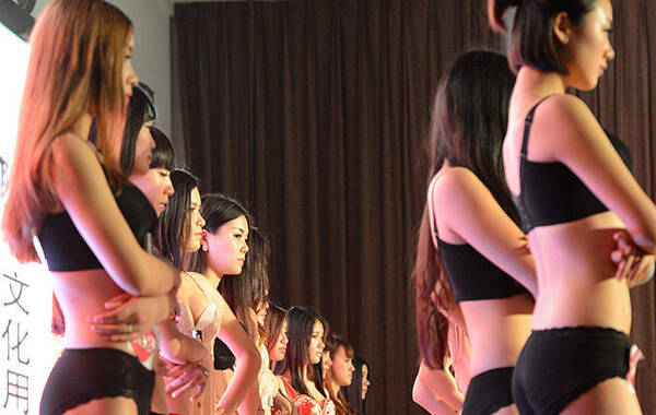 长沙<em>大学</em>校花选美上演<em>性感</em>内衣秀|<em>美女</em>|选美_凤