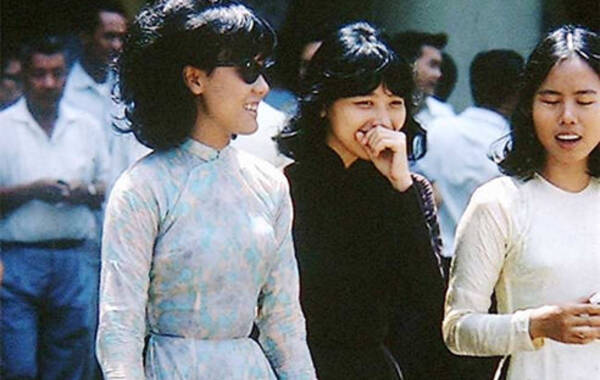 00 上世纪60年代的越南女性在穿着上还是非常保守的,虽然也戴上了