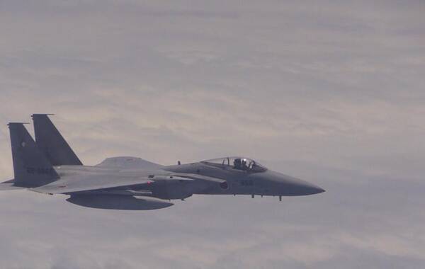 6月11日，中国空军航空兵部队在东海防空识别区进行例行巡逻，10时17分至28分，中方图-154飞机在我近海有关空域正常飞行时，遭到日2架F-15飞机抵近跟踪，最近距离约30米，严重影响中方飞行安全。同日上午，日自卫队YS-11EB和OP-3侦察机各1架在东海防空识别区内进行侦察活动。图为近距离跟踪中方图-154飞机的日自卫队F-15战斗机。