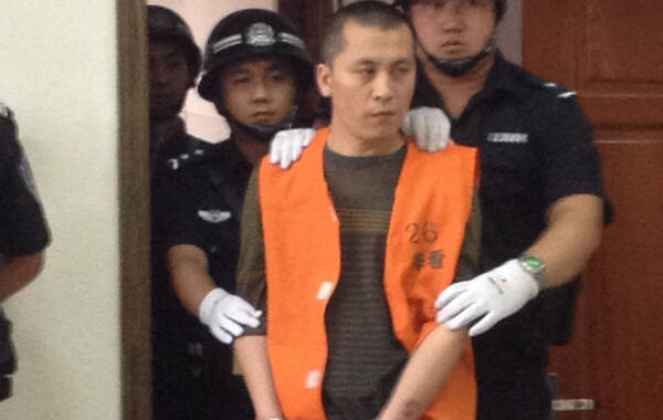 2014年6月16日，法院一审宣判，白云江和谭蓓蓓犯故意杀人罪、强奸罪、抢劫罪，白云江被判死刑，谭蓓蓓被判无期。白云江提出将上诉。2013年7月24日,谭蓓蓓以身体不适骗胡依萱送其回家,将胡依萱迷晕，谭蓓蓓丈夫白云江欲强奸。事后，二人将胡伊萱杀害。 