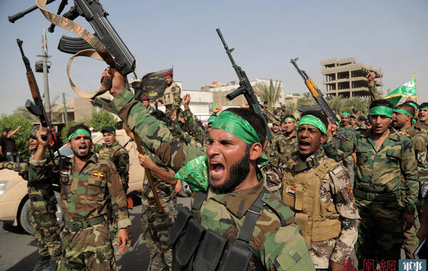  伊拉克什叶派“和平旅”在首都及南部多城游行。当地时间2014年6月21日，伊拉克巴格达，“和平旅”进行游行。由伊拉克什叶派“萨德尔运动”领袖穆克塔达-萨德尔建立“和平旅”旨在保护伊拉克境内的圣殿和什叶派祈祷室。什叶派武装分子展出了小型火箭炮、RPG火箭弹及众多轻武器，参加游行者高喊口号，着黑巾的妇女也持枪参与。现场有情绪激动的年轻人焚烧美国国旗，表达对美国观望政策的不满。（凤凰军事） 