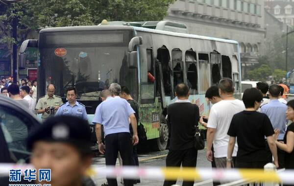 7日5日下午5时03分，杭州市公安局110报警台接群众报警：一辆7路公交车途经东坡路与庆春路交叉口时车内起火燃烧。通报称，经初步核实，送医院就诊的受伤乘客32人，无人员死亡。起火原因正在调查中。图为杭州公交车燃烧事件处理现场杭州公交车燃烧事件处理现场。