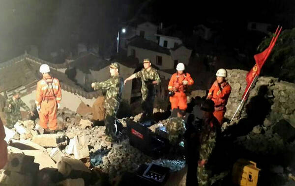 据最新消息，云南地震遇难人数已升至369人。图为夜里的救援现场。
