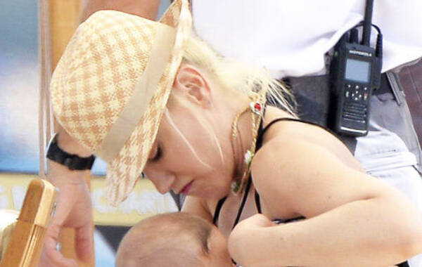 近日，美国No Doubt乐队主唱格温-史蒂芬妮与家人现身意大利某海滩度假，摇滚天后史蒂芬妮在海滩大方为儿子哺乳，画面温馨有爱。据悉，格温-史蒂芬妮今年还担任第七季《美国好声音》导师，人气再次暴涨。图为格温-史蒂芬妮在海滩为儿子哺乳。