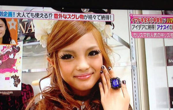 日本节目中的9岁嫩模，当节目嘉宾猜测她的年龄时，大家纷纷猜测为32岁左右。