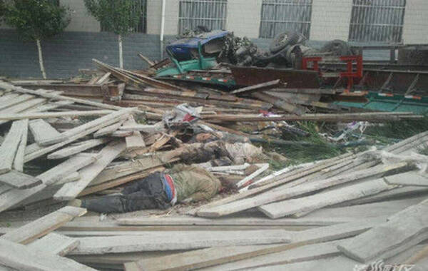 今天早上8点17分左右，河北张家口五一东大街与林园路交叉处发生一起严重车祸。一辆轿车被撞得面目全非，一辆车牌为冀B的挂车完全翻倒，另一辆轿车也受到影响。目前已确定6人受伤、死亡8人。据称，车祸系挂车失控导致。