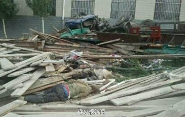 今天早上8点17分左右，河北张家口五一东大街与林园路交叉处发生一起严重车祸。一辆轿车被撞得面目全非，一辆车牌为冀B的挂车完全翻倒，另一辆轿车也受到影响。目前已确定6人受伤、死亡8人。据称，车祸系挂车失控导致。