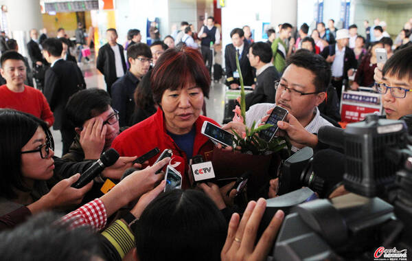 2014年10月14日，中国女排携世锦赛亚军凯旋，郎导机场遭媒体“包围”。