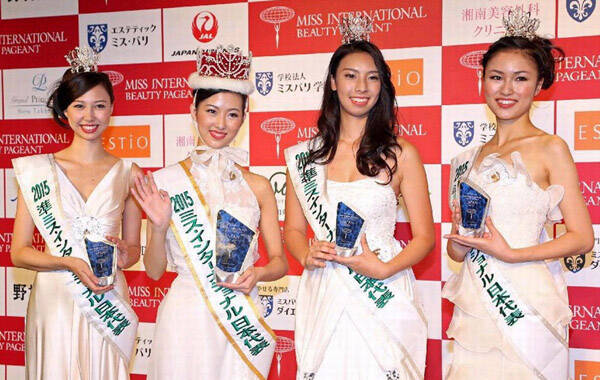 据日本《每日新闻》11月5日报道，日本于4日选出了2015年将代表日本参加国际小姐大赛的冠军——千叶县出身的18岁大学生中川爱理沙。第3名藤波优纪、第2名松田梨奈。然而此次评选结果遭到了一些日本网民的质疑。