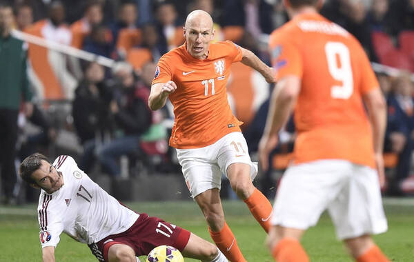 北京时间11月17日1时(荷兰当地时间16日18时)，欧洲杯预选赛A组第4轮在阿姆斯特丹开始1场较量，荷兰主场6比0大胜拉脱维亚。范佩西首开纪录并助攻2球，罗本2球1助攻并打中横梁，亨特拉尔梅开二度，中卫布鲁马打进国家队处子球。图为了哟本突破瞬间。