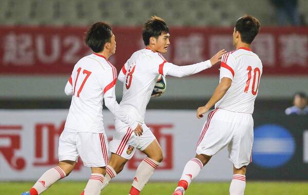 2014年11月18日，武汉，2014国际青年足球四国邀请赛，巴西队上半场先入两球，下半场廖力生打进点球，中国1-2巴西获得本届四国赛亚军。图为廖力生庆祝进球。