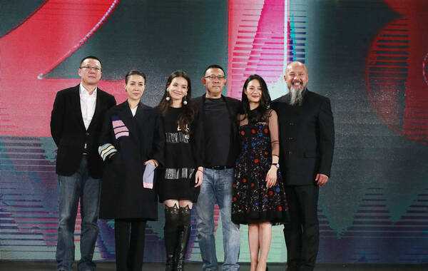 凤凰网娱乐讯 11月18日，姜文电影《一步之遥》在北京举办发布会，曝光终极预告片，姜文携三位女主角周韵、舒淇、那英出席。
