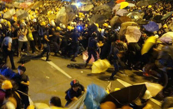 在香港，学生组织“学联”与“学民思潮”30号晚上在金钟非法占领区集会，宣布将行动升级，要围堵政府总部，警方一度施放胡椒喷雾。