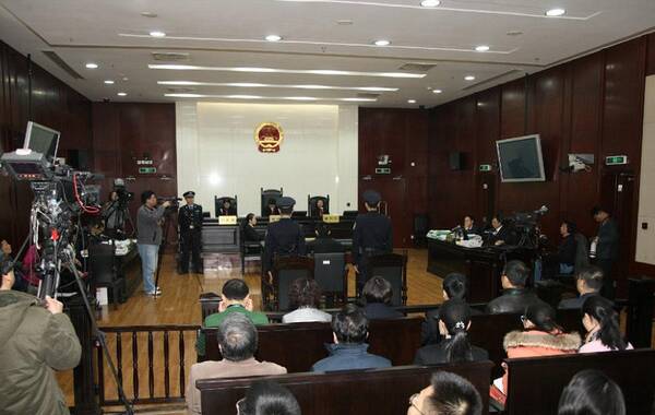 12月8日上午10时，备受关注的“复旦投毒案”在上海市高级人民法院二审开庭。当事人家属，部分人大代表和政协委员以及媒体记者参加旁听。
