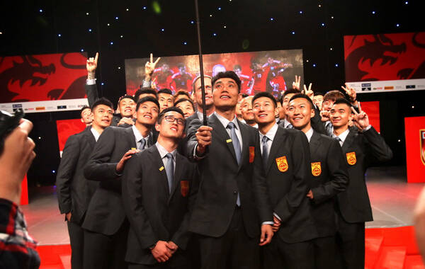 北京时间12月27日，国足在广州举行亚洲杯出征仪式。图为郑智率队友玩自拍。