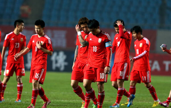 北京时间12月21日19点35分，中国国家队与来访的巴勒斯坦队在郴州体育中心进行了一场热身赛。比赛中，郑智下半场的射门击中立柱，国足屡次浪费机会，最终只得与巴勒斯坦0-0互交白卷。国足比赛球员赛后并不高兴地离场。