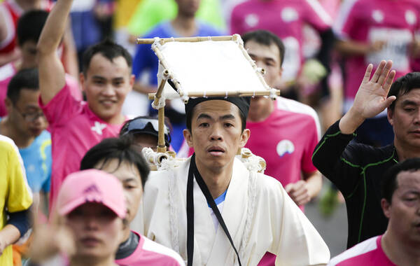 北京时间2015年1月3日，厦门国际马拉松赛开跑，众多参与者齐聚厦门。