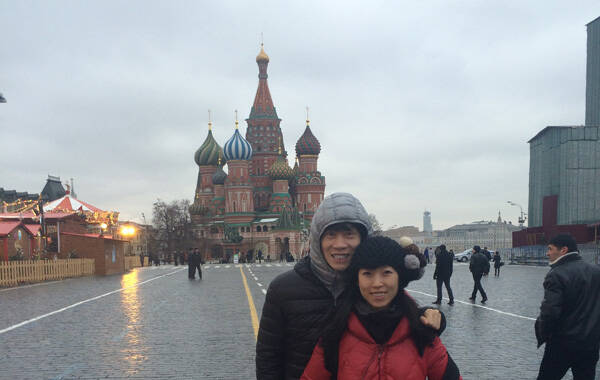 庞清/佟健的名字出现在即将于2月开赛的四大洲花样滑冰锦标赛参赛的名单中，在肯定无缘2022冬奥会之后，庞清/佟健决定不再错过将在家门口举办的2015花滑世锦赛。图为庞清/佟健在莫斯科训练游玩。