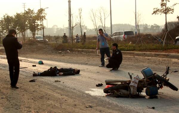 2015年2月12日下午，一男子驾驶一辆摩托车行至广西鹿寨县时，突然发生爆炸，造成人和车飞出十余米，驾驶人当场死亡。