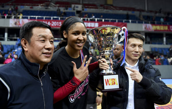 北京时间3月5日晚，14-15赛季WCBA总决赛进入第4场角逐。做客的山西女篮经过四节较量以72-70战胜北京女篮。这样，山西队以总比分3-1战胜北京队，成就3连冠伟业；北京队连续第2年在总决赛饮恨。值得一提的是，山西队成为继八一队之后，WCBA史上第2支完成3连冠的球队。