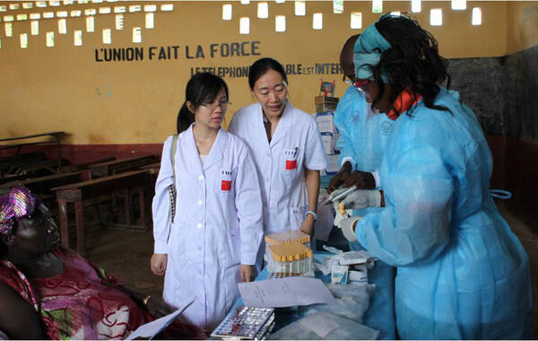 2014年埃博拉疫情在西非以迅雷不及掩耳的速度肆虐，全球陷入恐慌。在他国派驻人员纷纷撤离的情况下，北京援非医疗队这些“距离埃博拉病毒最近的中国人”却毅然坚守一线，甚至前赴后继赶往危险疫区，参与到这场全人类为之惊魂的超级病毒狙击战中。